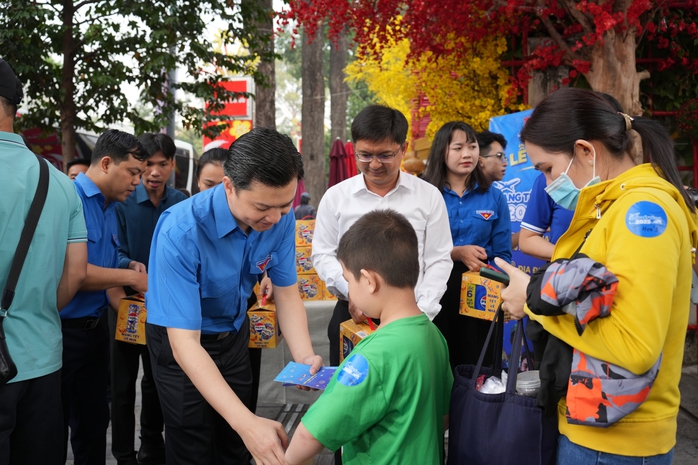Mang Tết về nhà- Ảnh 3. Mang Tết về nhà- Ảnh 3.