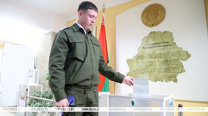Quân nhân Belarus bỏ phiếu bầu cử tổng thống. Ảnh: BelTA Quân nhân Belarus bỏ phiếu bầu cử tổng thống. Ảnh: BelTA