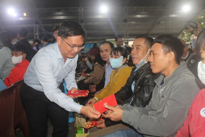 Công nhân phấn khởi khi được Bí thư Thành ủy TP HCM tặng quà Tết- Ảnh 4. Công nhân phấn khởi khi được Bí thư Thành ủy TP HCM tặng quà Tết- Ảnh 4.