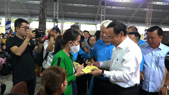 Công nhân phấn khởi khi được Bí thư Thành ủy TP HCM tặng quà Tết- Ảnh 2. Công nhân phấn khởi khi được Bí thư Thành ủy TP HCM tặng quà Tết- Ảnh 2.