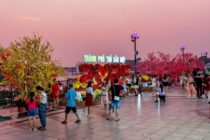 Cung đường rực rỡ ven sông Sài Gòn - Ảnh 3. Cung đường rực rỡ ven sông Sài Gòn - Ảnh 3.