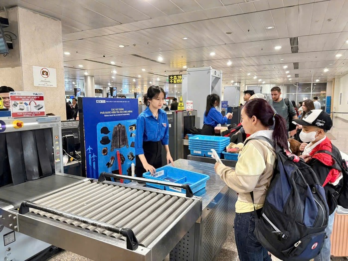 Nhiều chuyến bay bị chậm, khách chờ hàng tiếng ở sân bay Tân Sơn Nhất để về quê- Ảnh 2. Nhiều chuyến bay bị chậm, khách chờ hàng tiếng ở sân bay Tân Sơn Nhất để về quê- Ảnh 2.