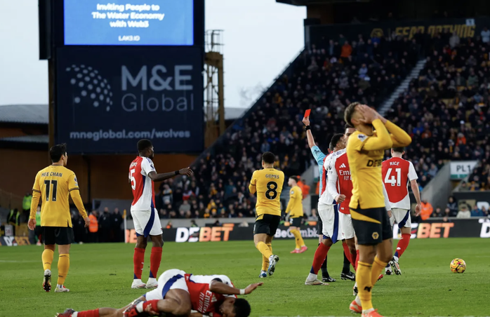 Liverpool và Arsenal bám đuổi kịch tính, vững ngôi đầu Ngoại hạng- Ảnh 3. Liverpool và Arsenal bám đuổi kịch tính, vững ngôi đầu Ngoại hạng- Ảnh 3.