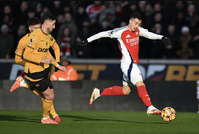 Liverpool và Arsenal bám đuổi kịch tính, vững ngôi đầu Ngoại hạng- Ảnh 2. Liverpool và Arsenal bám đuổi kịch tính, vững ngôi đầu Ngoại hạng- Ảnh 2.