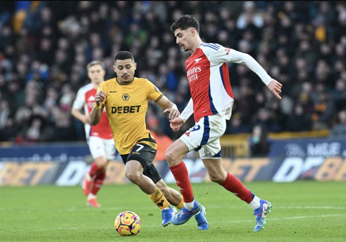 Liverpool và Arsenal bám đuổi kịch tính, vững ngôi đầu Ngoại hạng- Ảnh 1. Liverpool và Arsenal bám đuổi kịch tính, vững ngôi đầu Ngoại hạng- Ảnh 1.