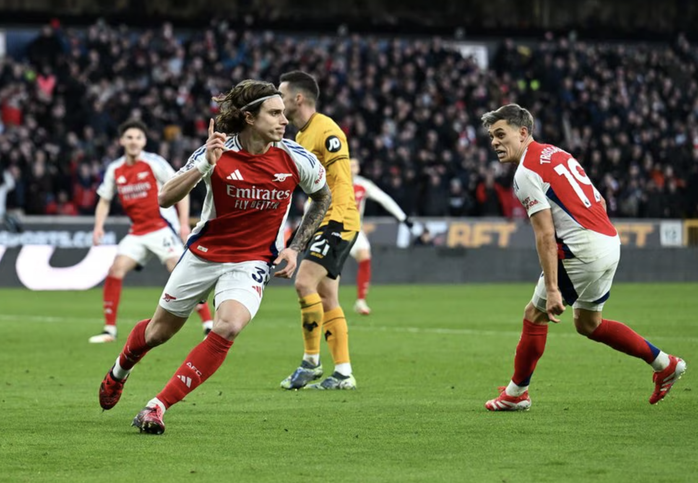 Liverpool và Arsenal bám đuổi kịch tính, vững ngôi đầu Ngoại hạng- Ảnh 4. Liverpool và Arsenal bám đuổi kịch tính, vững ngôi đầu Ngoại hạng- Ảnh 4.