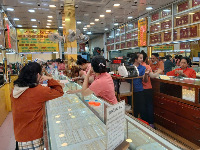 Tiệm vàng tấp nập khách hàng từ trưa đến chiều 27 Tết- Ảnh 1. Tiệm vàng tấp nập khách hàng từ trưa đến chiều 27 Tết- Ảnh 1.