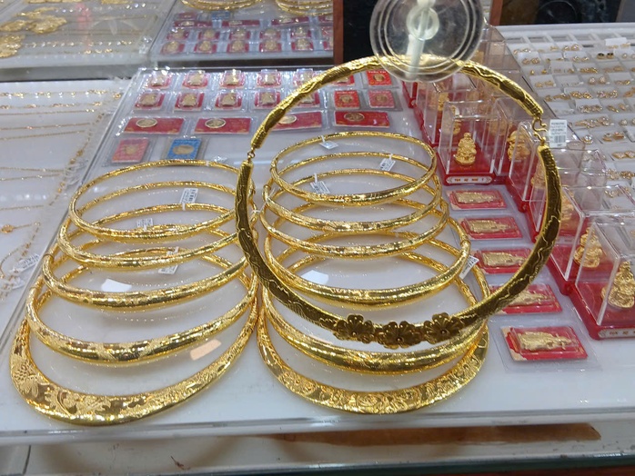 Tiệm vàng tấp nập khách hàng từ trưa đến chiều 27 Tết- Ảnh 2. Tiệm vàng tấp nập khách hàng từ trưa đến chiều 27 Tết- Ảnh 2.