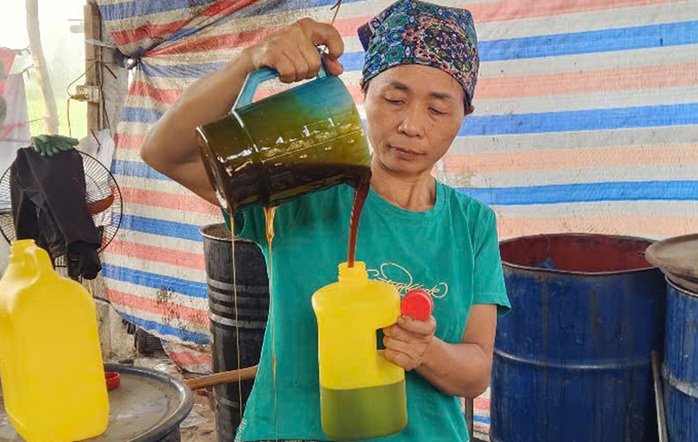 Kiếm bộn tiền từ nghề nấu mật mía phục vụ Tết- Ảnh 9. Kiếm bộn tiền từ nghề nấu mật mía phục vụ Tết- Ảnh 9.