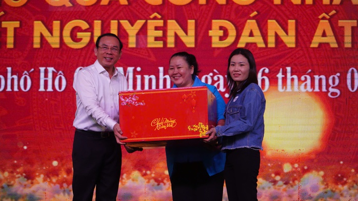 Công nhân phấn khởi khi được Bí thư Thành ủy TP HCM tặng quà Tết- Ảnh 1. Công nhân phấn khởi khi được Bí thư Thành ủy TP HCM tặng quà Tết- Ảnh 1.