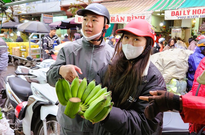 Giá chuối xanh bày mâm ngũ tăng phi mã- Ảnh 1. Giá chuối xanh bày mâm ngũ tăng phi mã- Ảnh 1.