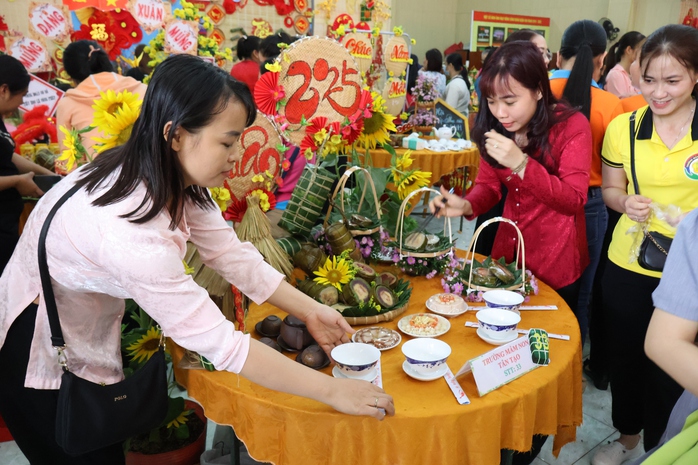 Công nhân vui Tết- Ảnh 3. Công nhân vui Tết- Ảnh 3.