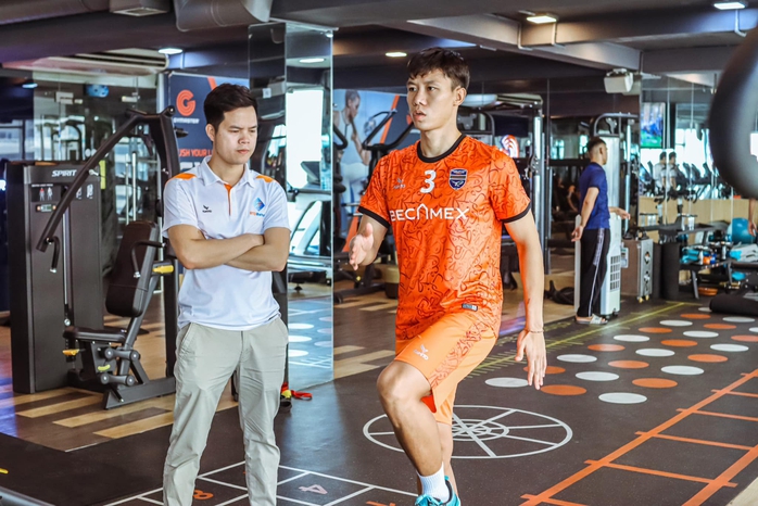 "Thần y" của tuyển Việt Nam tại ASEAN Cup 2024- Ảnh 2. "Thần y" của tuyển Việt Nam tại ASEAN Cup 2024- Ảnh 2.