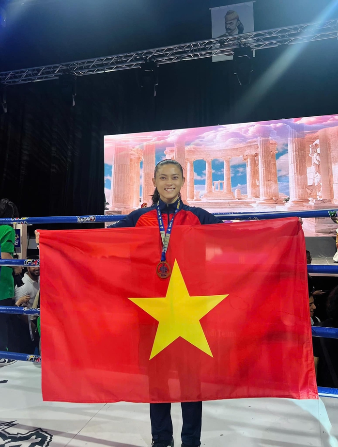 "Ốc tiêu" Hữu Hiếu, từ cô gái mảnh mai đến nhà vô địch Muay thế giới- Ảnh 3. "Ốc tiêu" Hữu Hiếu, từ cô gái mảnh mai đến nhà vô địch Muay thế giới- Ảnh 3.