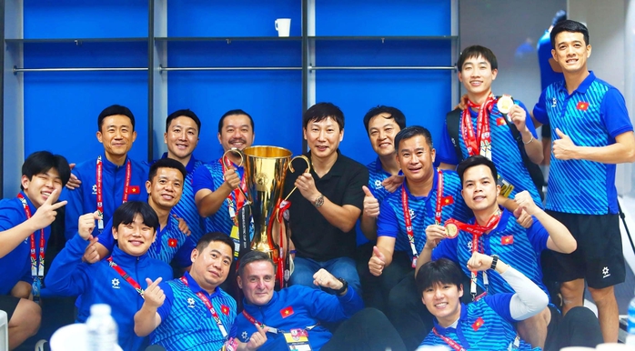 "Thần y" của tuyển Việt Nam tại ASEAN Cup 2024- Ảnh 1. "Thần y" của tuyển Việt Nam tại ASEAN Cup 2024- Ảnh 1.