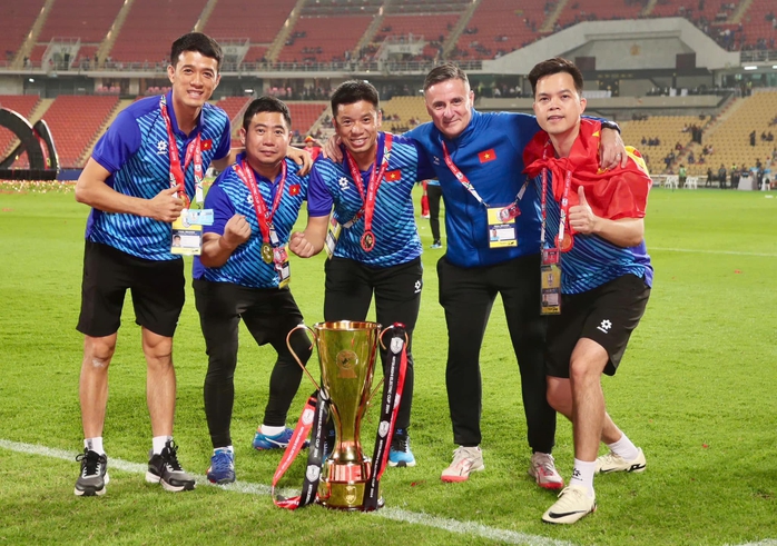 "Thần y" của tuyển Việt Nam tại ASEAN Cup 2024- Ảnh 7. "Thần y" của tuyển Việt Nam tại ASEAN Cup 2024- Ảnh 7.