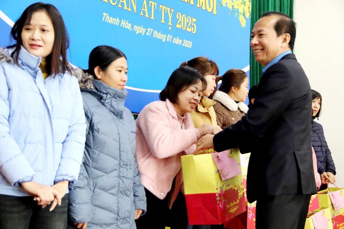 Trao quà Tết của Thủ tướng tới người lao động- Ảnh 1. Trao quà Tết của Thủ tướng tới người lao động- Ảnh 1.