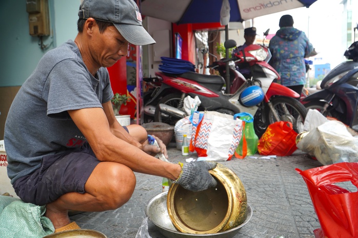 Nghề đánh bóng lư đồng "lên ngôi" dịp Tết- Ảnh 12. Nghề đánh bóng lư đồng "lên ngôi" dịp Tết- Ảnh 12.