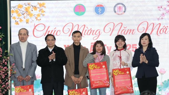 Thủ tướng tặng quà bệnh nhân ghép phổi- Ảnh 2. Thủ tướng tặng quà bệnh nhân ghép phổi- Ảnh 2.
