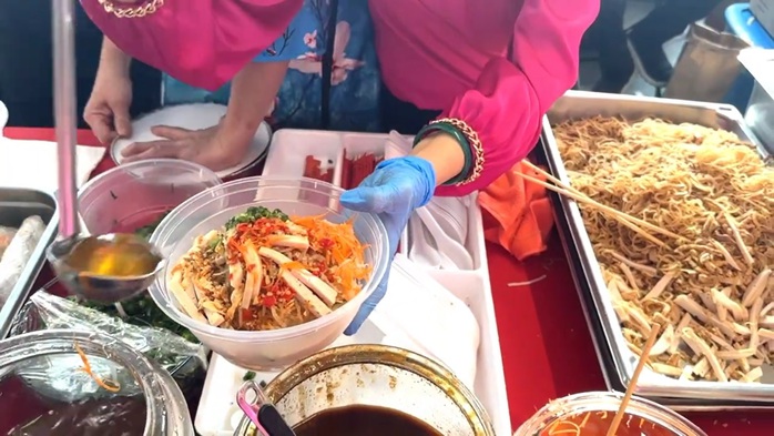 Món ăn tại Hội chợ Tết Ất Tỵ Montréal. Ảnh: YouTube Món ăn tại Hội chợ Tết Ất Tỵ Montréal. Ảnh: YouTube