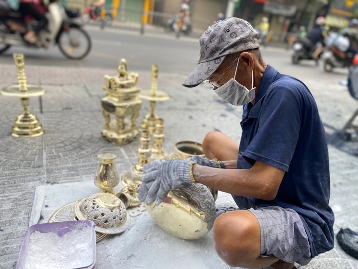 Nghề đánh bóng lư đồng "lên ngôi" dịp Tết- Ảnh 7. Nghề đánh bóng lư đồng "lên ngôi" dịp Tết- Ảnh 7.