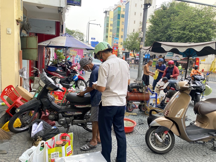 Nghề đánh bóng lư đồng "lên ngôi" dịp Tết- Ảnh 10. Nghề đánh bóng lư đồng "lên ngôi" dịp Tết- Ảnh 10.