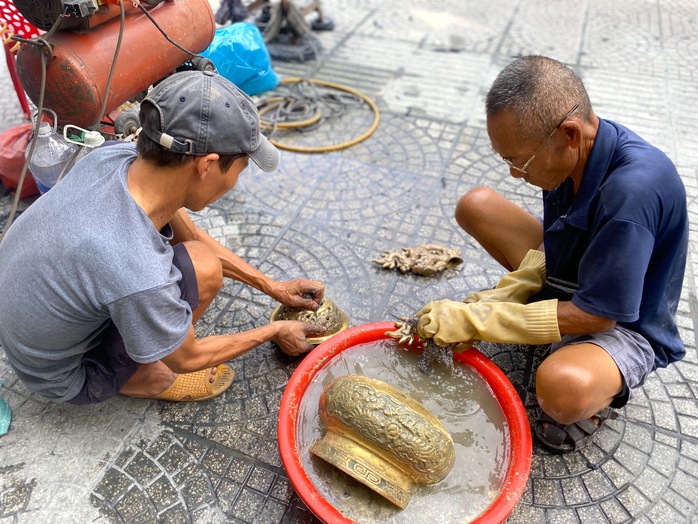Nghề đánh bóng lư đồng "lên ngôi" dịp Tết- Ảnh 3. Nghề đánh bóng lư đồng "lên ngôi" dịp Tết- Ảnh 3.