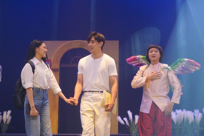 Diện mạo mới của sân khấu đầu xuân Ất Tỵ- Ảnh 5. Diện mạo mới của sân khấu đầu xuân Ất Tỵ- Ảnh 5.