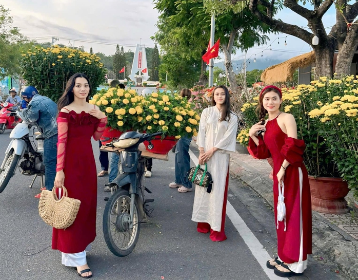 "Ốc tiêu" Hữu Hiếu, từ cô gái mảnh mai đến nhà vô địch Muay thế giới- Ảnh 1. "Ốc tiêu" Hữu Hiếu, từ cô gái mảnh mai đến nhà vô địch Muay thế giới- Ảnh 1.