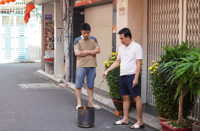 Tết ấm áp trên những con hẻm "thuận lòng dân"- Ảnh 11. Tết ấm áp trên những con hẻm "thuận lòng dân"- Ảnh 11.