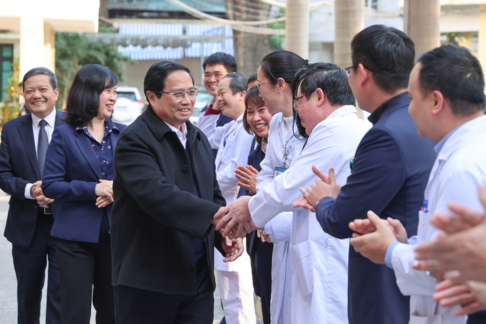 Thủ tướng tặng quà bệnh nhân ghép phổi- Ảnh 1. Thủ tướng tặng quà bệnh nhân ghép phổi- Ảnh 1.