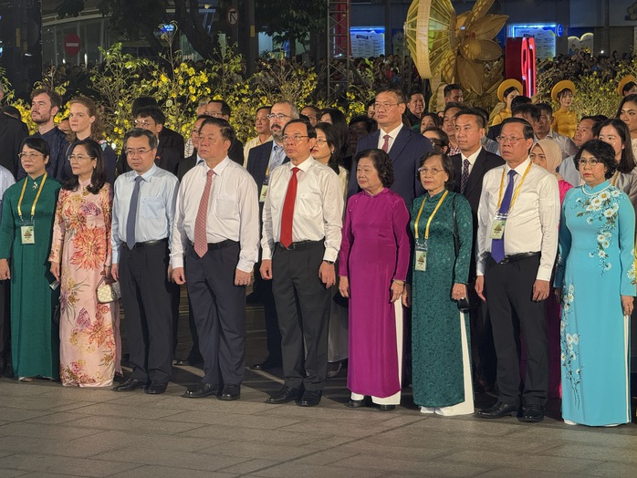 TP HCM khai mạc Đường hoa Nguyễn Huệ Tết Ất Tỵ 2025- Ảnh 1. TP HCM khai mạc Đường hoa Nguyễn Huệ Tết Ất Tỵ 2025- Ảnh 1.