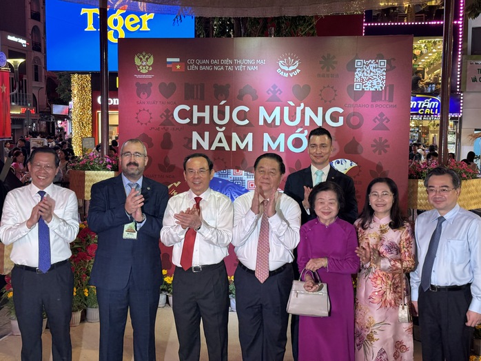 TP HCM khai mạc Đường hoa Nguyễn Huệ Tết Ất Tỵ 2025- Ảnh 7. TP HCM khai mạc Đường hoa Nguyễn Huệ Tết Ất Tỵ 2025- Ảnh 7.