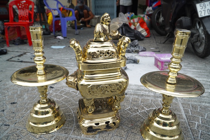 Nghề đánh bóng lư đồng "lên ngôi" dịp Tết- Ảnh 11. Nghề đánh bóng lư đồng "lên ngôi" dịp Tết- Ảnh 11.