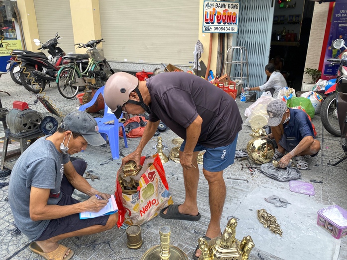 Nghề đánh bóng lư đồng "lên ngôi" dịp Tết- Ảnh 9. Nghề đánh bóng lư đồng "lên ngôi" dịp Tết- Ảnh 9.