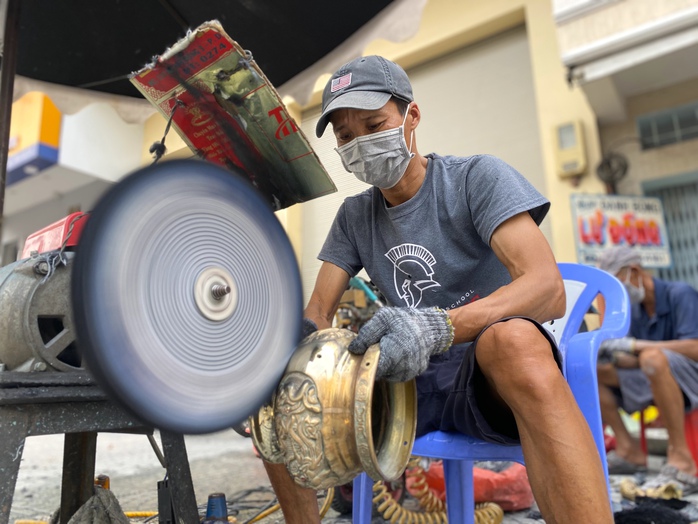 Nghề đánh bóng lư đồng "lên ngôi" dịp Tết- Ảnh 13. Nghề đánh bóng lư đồng "lên ngôi" dịp Tết- Ảnh 13.
