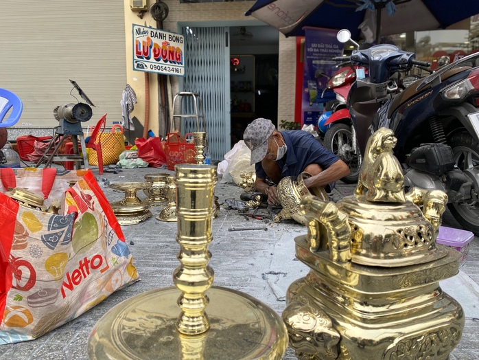 Nghề đánh bóng lư đồng "lên ngôi" dịp Tết- Ảnh 1. Nghề đánh bóng lư đồng "lên ngôi" dịp Tết- Ảnh 1.