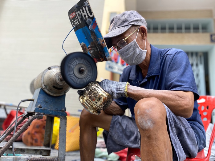 Nghề đánh bóng lư đồng "lên ngôi" dịp Tết- Ảnh 5. Nghề đánh bóng lư đồng "lên ngôi" dịp Tết- Ảnh 5.