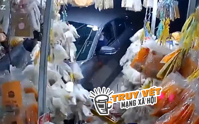 Camera ghi lại cảnh ô tô lao vào nhà dân hất văng người phụ nữ- Ảnh 1. Camera ghi lại cảnh ô tô lao vào nhà dân hất văng người phụ nữ- Ảnh 1.