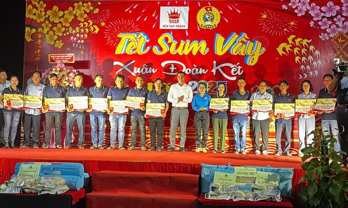 Đầm ấm "Tết sum vầy"- Ảnh 1. Đầm ấm "Tết sum vầy"- Ảnh 1.