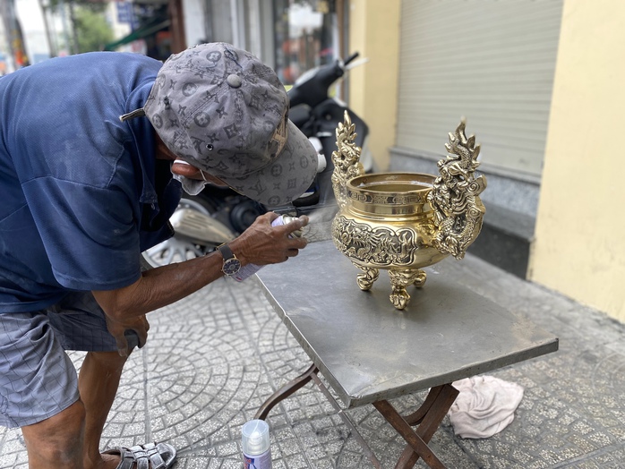 Nghề đánh bóng lư đồng "lên ngôi" dịp Tết- Ảnh 8. Nghề đánh bóng lư đồng "lên ngôi" dịp Tết- Ảnh 8.