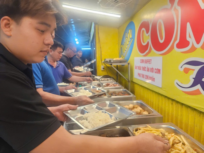 Chuyến xe về quê ăn Tết dài đằng đẵng- Ảnh 4. Chuyến xe về quê ăn Tết dài đằng đẵng- Ảnh 4.