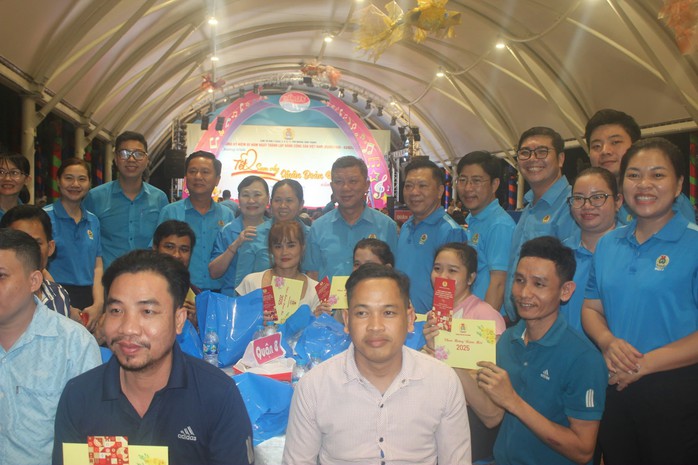 Góp Tết cho công nhân- Ảnh 9. Góp Tết cho công nhân- Ảnh 9.