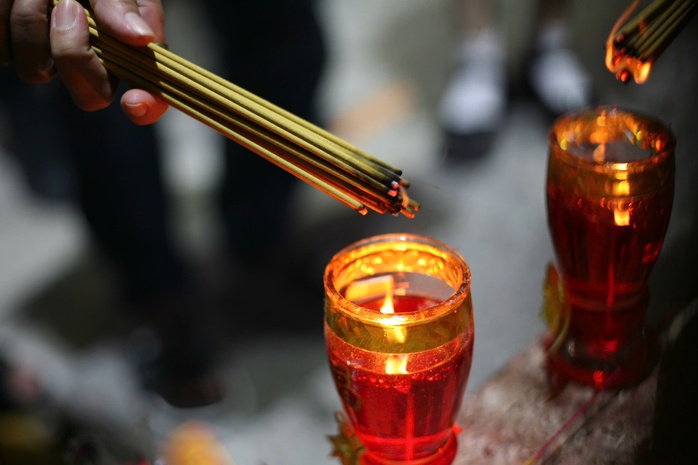 Người dân TP HCM đi chùa cầu bình an đêm giao thừa- Ảnh 1. Người dân TP HCM đi chùa cầu bình an đêm giao thừa- Ảnh 1.