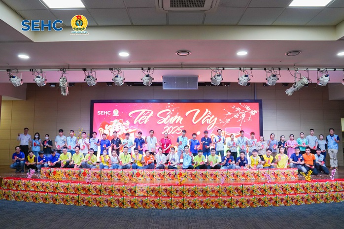 Công nhân bất ngờ khi Tổng giám đốc Hàn Quốc đến tận nhà trọ chúc Tết- Ảnh 6. Công nhân bất ngờ khi Tổng giám đốc Hàn Quốc đến tận nhà trọ chúc Tết- Ảnh 6.