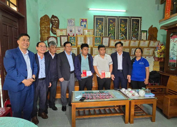 Lãnh đạo tỉnh Quảng Nam đem niềm vui đến với cặp song sinh học giỏi- Ảnh 3. Lãnh đạo tỉnh Quảng Nam đem niềm vui đến với cặp song sinh học giỏi- Ảnh 3.