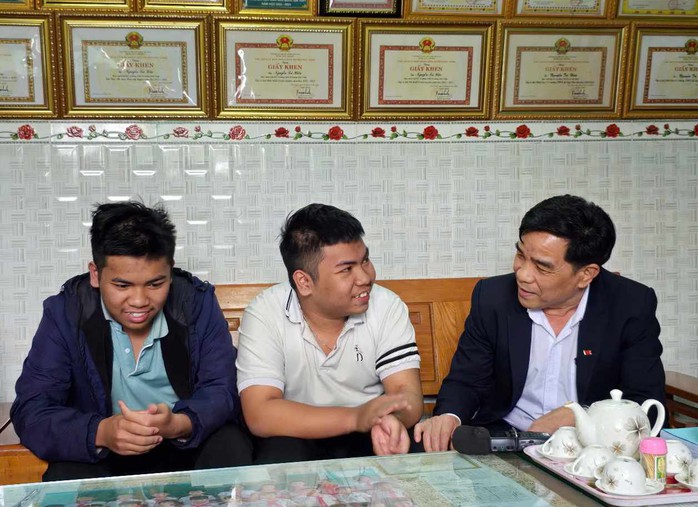 Lãnh đạo tỉnh Quảng Nam đem niềm vui đến với cặp song sinh học giỏi- Ảnh 2. Lãnh đạo tỉnh Quảng Nam đem niềm vui đến với cặp song sinh học giỏi- Ảnh 2.
