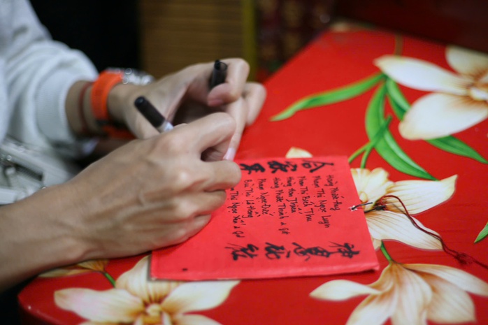Người dân TP HCM đi chùa cầu bình an đêm giao thừa- Ảnh 2. Người dân TP HCM đi chùa cầu bình an đêm giao thừa- Ảnh 2.