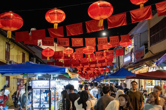 Loạt ảnh châu Á rộn ràng chờ đón năm con rắn Ất Tỵ- Ảnh 6. Loạt ảnh châu Á rộn ràng chờ đón năm con rắn Ất Tỵ- Ảnh 6.