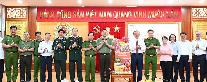 Bí thư Thành ủy TP HCM thăm, động viên các đơn vị trực Tết và trực sẵn sàng chiến đấu- Ảnh 1. Bí thư Thành ủy TP HCM thăm, động viên các đơn vị trực Tết và trực sẵn sàng chiến đấu- Ảnh 1.